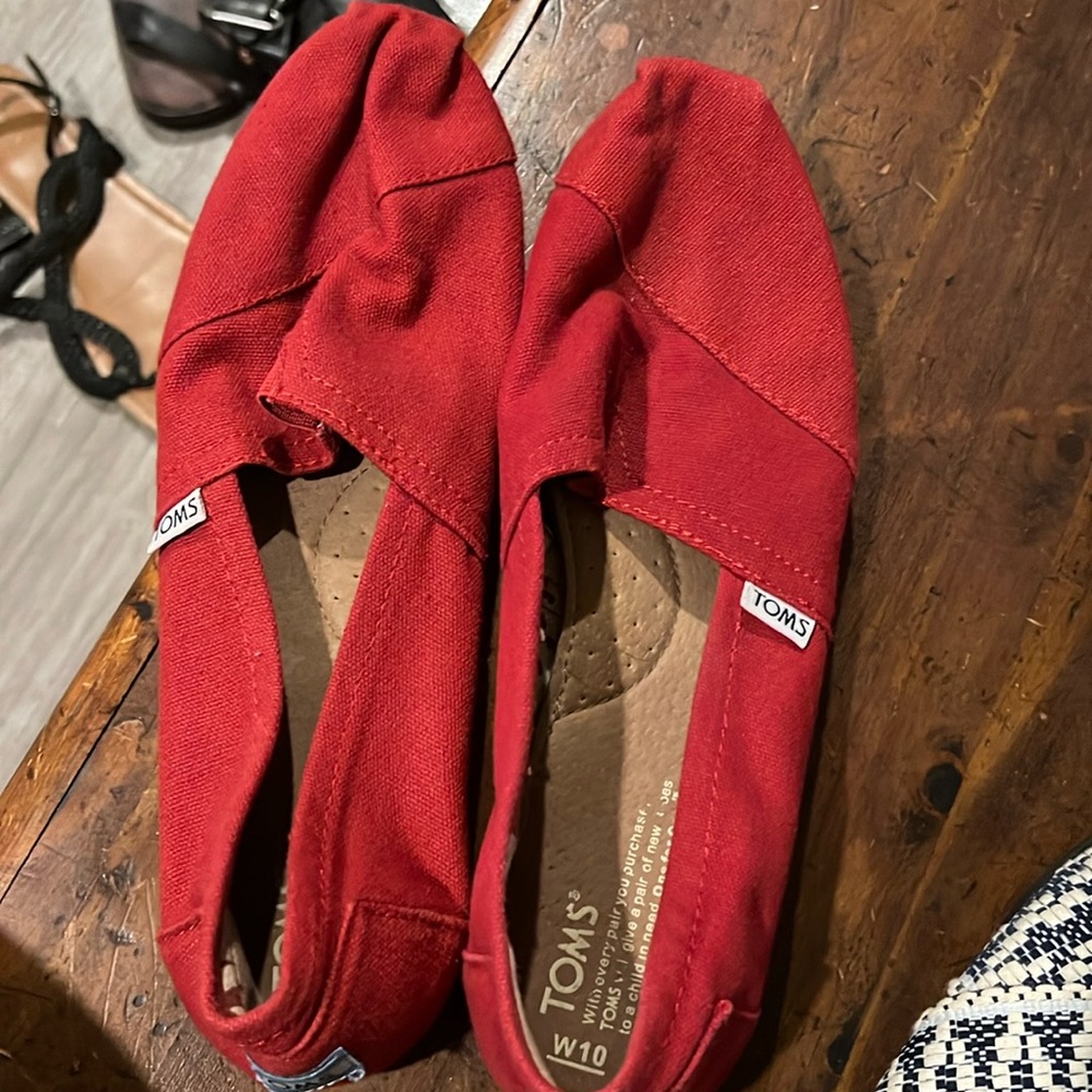 Size 11 Tom’s slip on red